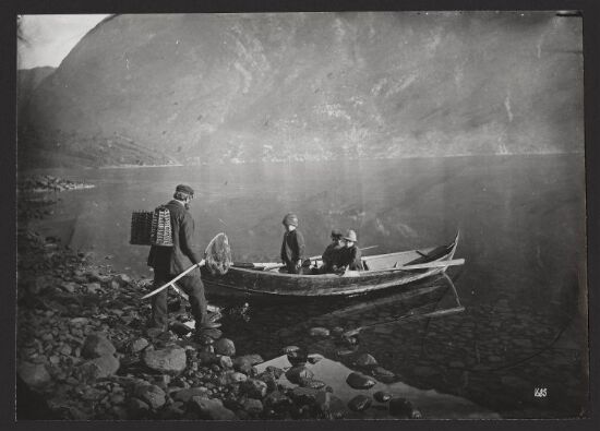 Strandparti med Baad og Figurer