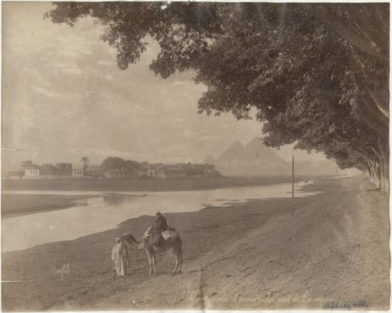 Village Arabe et Pyramides pris de l'avenue