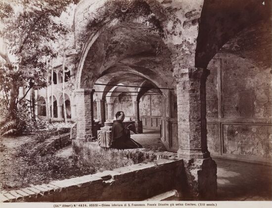 Assisi - Chiesa inferiore di S. Francesco. Piccolo Chiostro già antico Cimitero (XIII secolo)