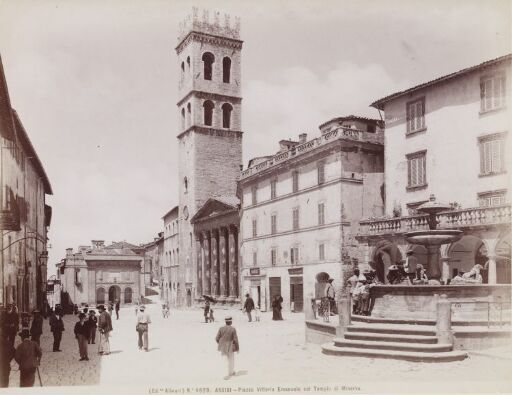 Assisi - Piazza Vittorio Emanuele col Tempio di Minerva