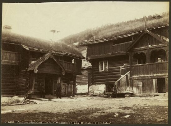 Gamle bygninger på Bjølstad gård i Heidal