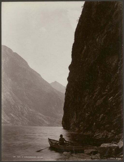 Fra Geirangerfjorden, Sunnmøre