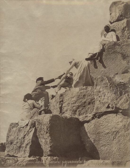 Acension de la grande pyramide par un touriste