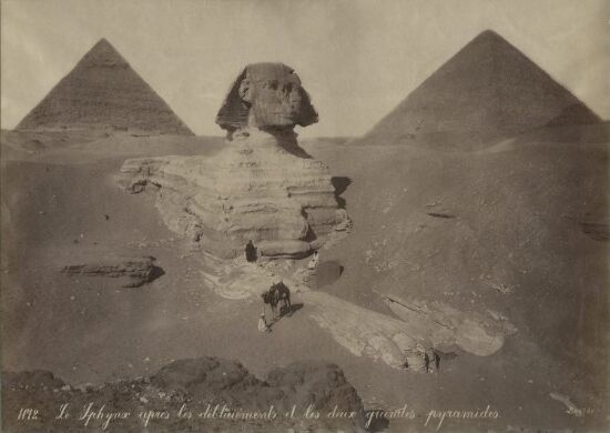 Le Sphynx aprés les déblaiements et les deux grandes pyramides