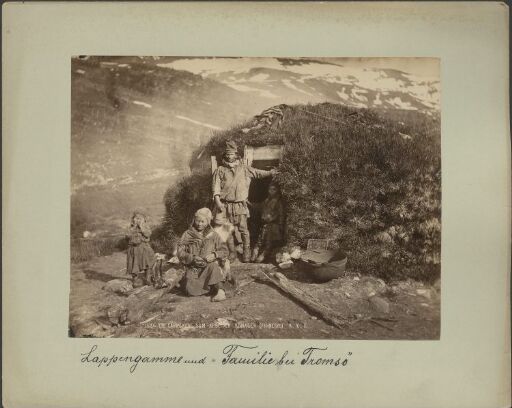 Nordsamisk familie foran en torvgamme