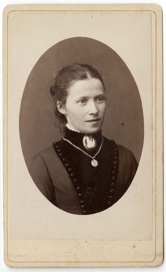 Dame med came i oval