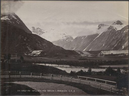 Udsigt fra Hotel Aak mod Isdalen i Romdsdalen