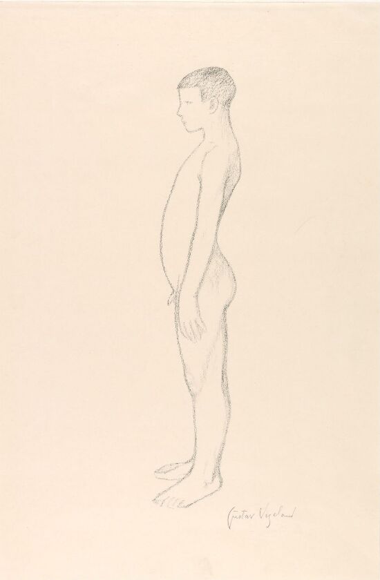 Stående naken gutt sett fra siden