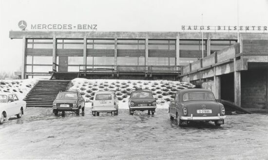 Haugs bilsenter, hovedfasade mot veien