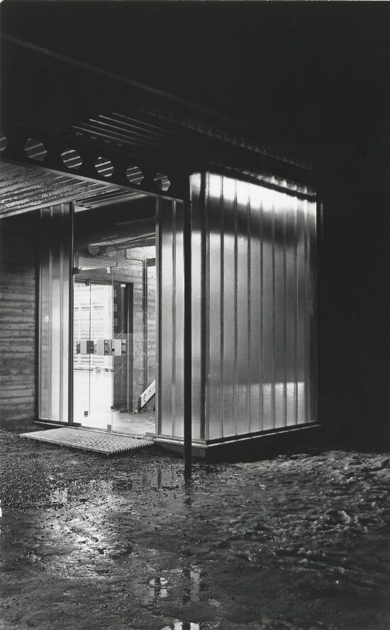 Kroppsøvingsbygg til Midtbyen skole, inngangsparti