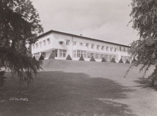 Hovedbygningen på Skaugum sett fra hagen