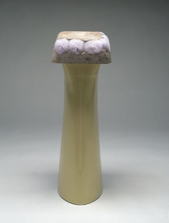 Porselenssøyle og avtrykk av balje