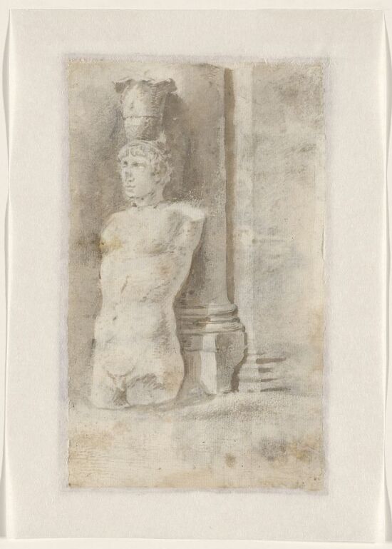 Antikk torso mot søyle