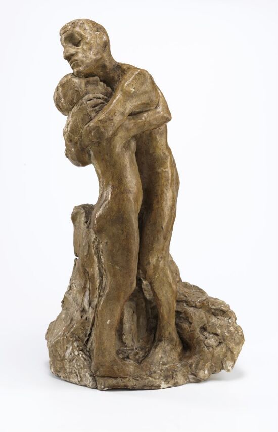 Mann og kvinne omfavner hverandre