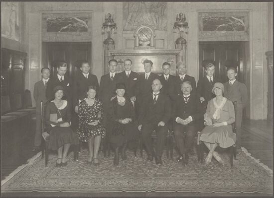 Sverre Pedersen med studenter, NTH. Maja Melandsø nr 2 fra venstre foran