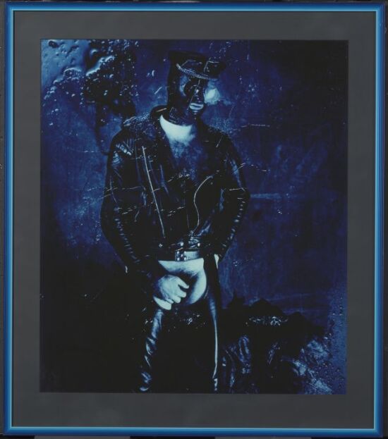 Blå mann i svart lær