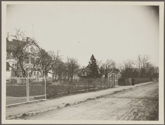 Villa Friis og nabobygningene, sett fra veien