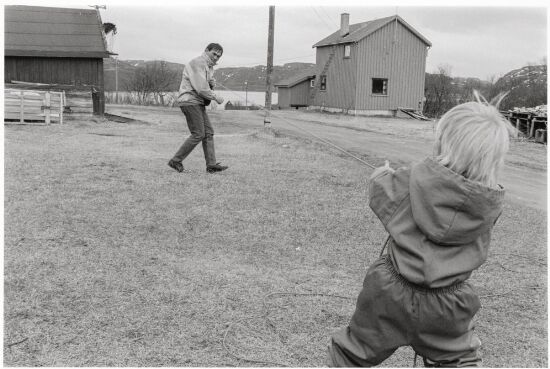 Knut og Iver kaster lasso, Bugøyfjord