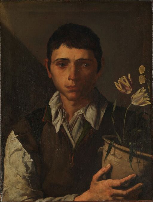 Ung gutt med blomsterkrukke