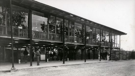 Restaurant og dansepaviljong på Glomdalsmuseet. Hovedinngang til anlegget og kiosk.
