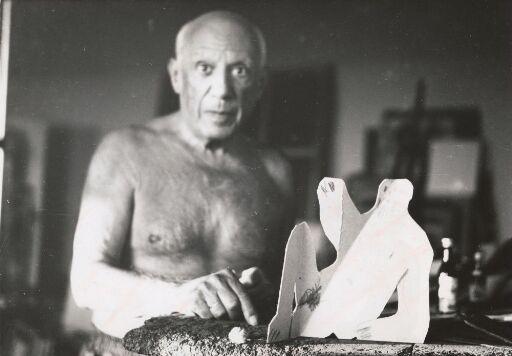 Picasso med skulptur