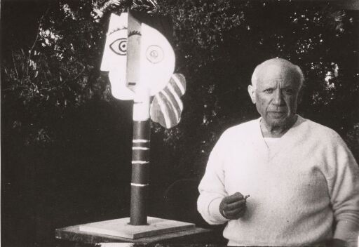 Picasso med skulptur i naturbetong