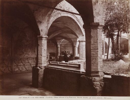 Assisi - Umbria. Chiesa inferiore di S. Francesco. Piccolo chiostro già antico Cimitero (XIII secolo)