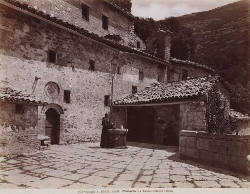 Assisi - Dintorni. Le Carceri, chiostro interno