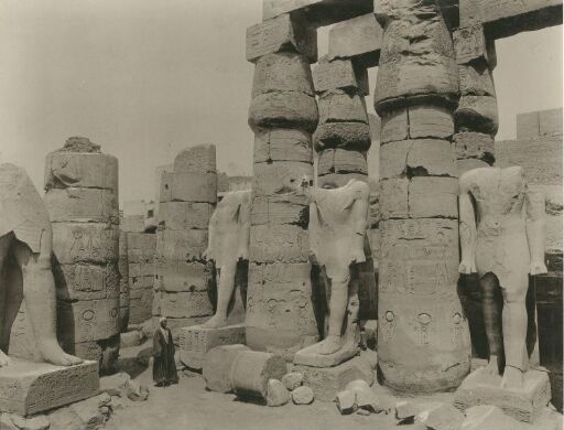 Luxor, le temple. Statues Ramses