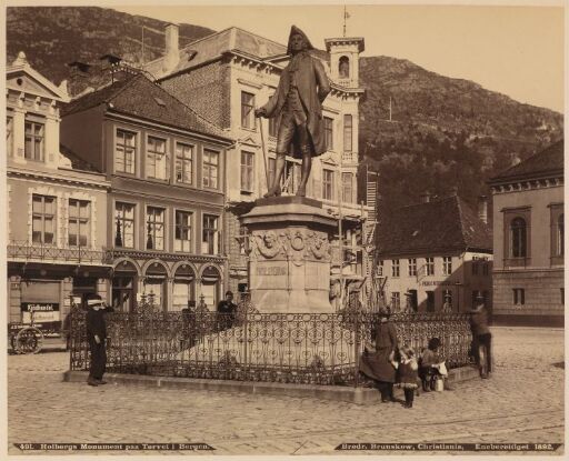 Holbergs Monument paa Torvet i Bergen